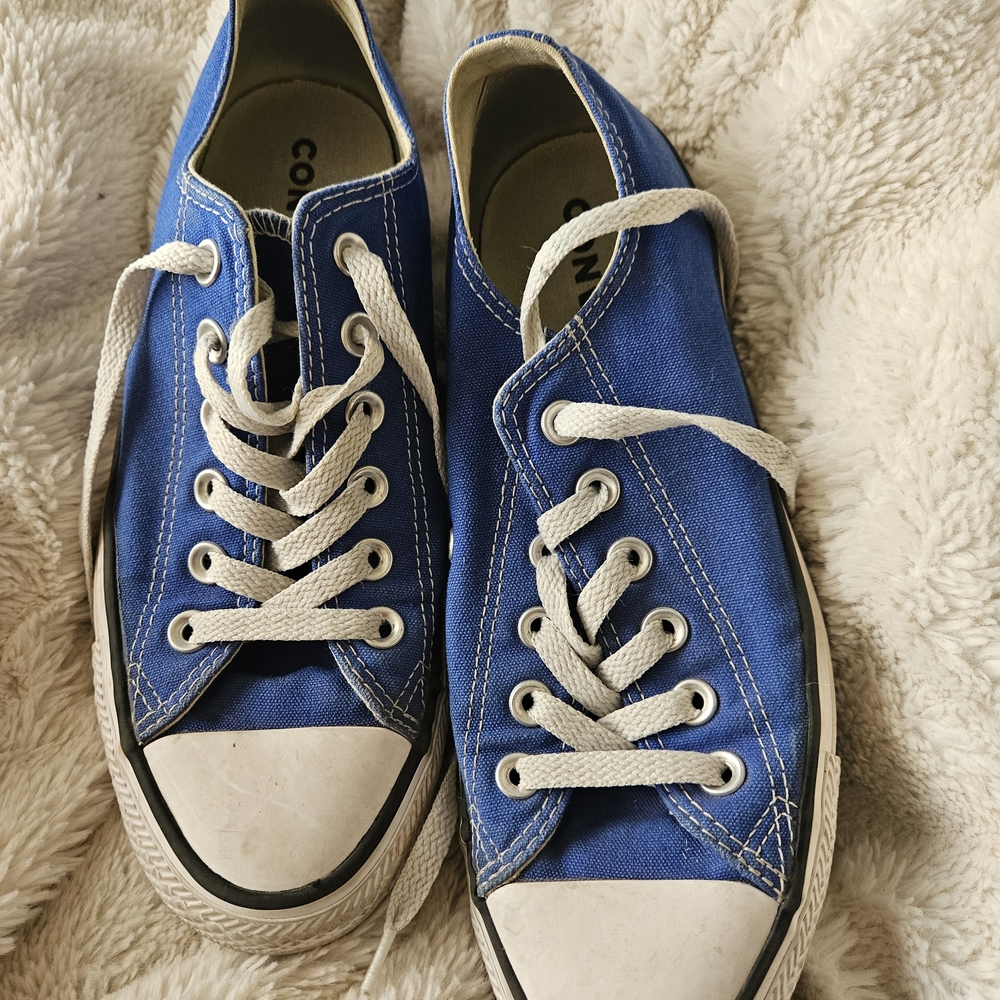 Converse Classic Blue and White Sneakers Boys Size 6, Girld Size 8. Low Tops